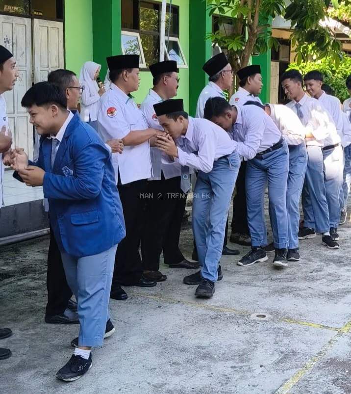 Halal Bihalal MAN 2 Trenggalek Berlangsung Khidmat di Hari Pertama Masuk Sekolah