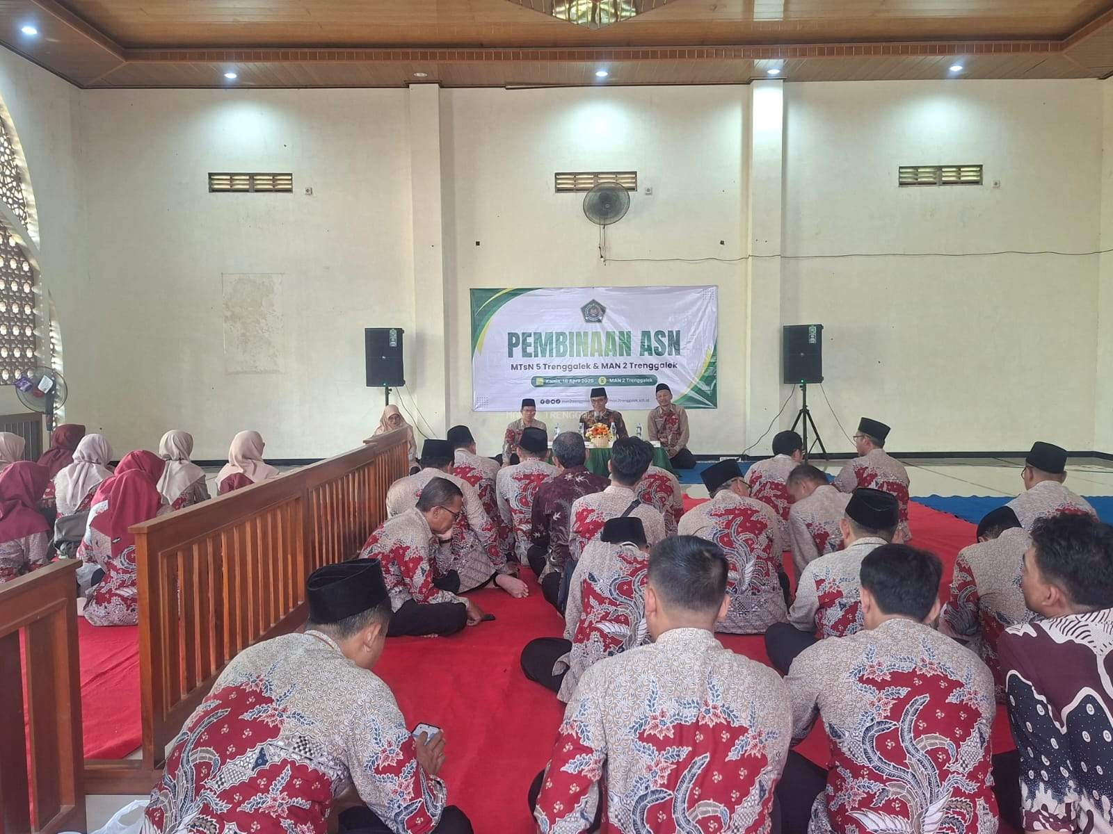 Pembinaan ASN dan Halal Bihalal MAN 2 Trenggalek dan MTsN 5 Trenggalek Berlangsung Khidmat