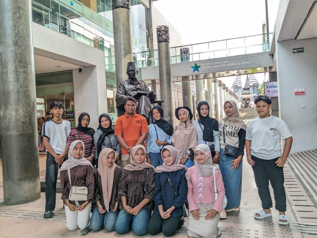 Tumbuhkan Jiwa Nasionalisme dan Religi, Siswa OSIM MAN 2 Trenggalek Ziarah ke Makam Bung Karno