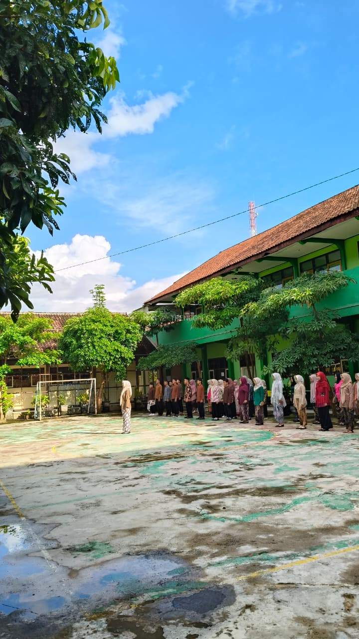 MAN 2 Trenggalek Peringati Hari Kartini dengan Apel dan Berbagai Lomba